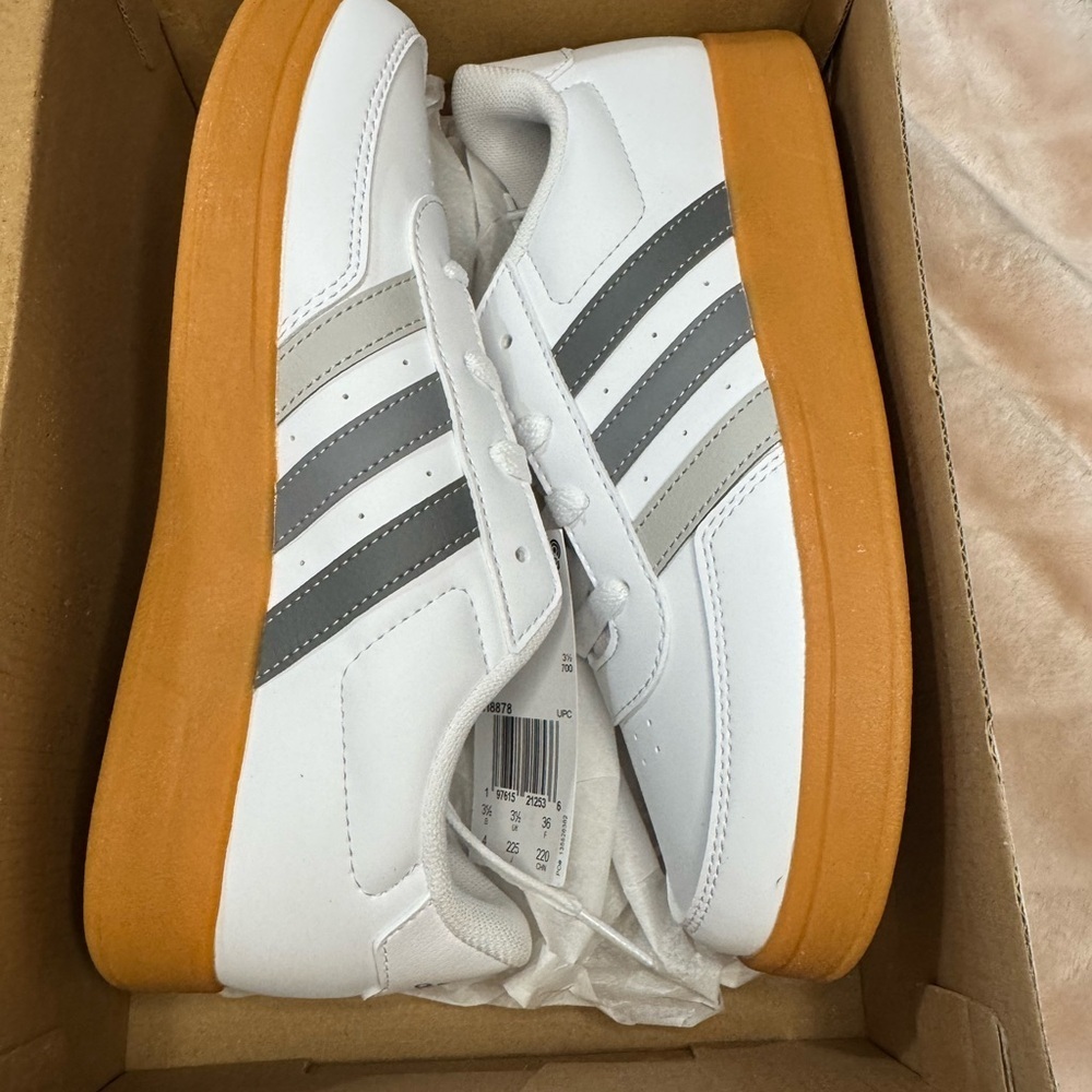 Adidas Kids White and Gray Sneakers with Gum Bottom Sole. Youth 4 Womens 5 - Picture 2 of 5